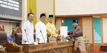 Wali Kota Batam, Amsakar Achmad, bersama pimpinan DPRD Batam menerima tanggapan fraksi saat Rapat Paripurna di Ruang Sidang Utama DPRD Kota Batam Jumat (16/10/2026). HUMAS DISKOMINFO BATAM / RUMAWI